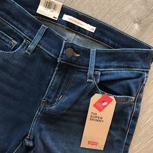 Woman’s Levi’s 710 Super Skinny Jeans